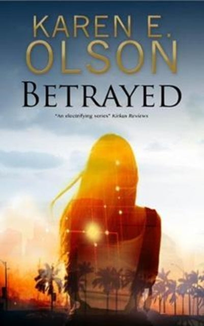 Karen E. Olson - Betrayed : 3 - Hardback